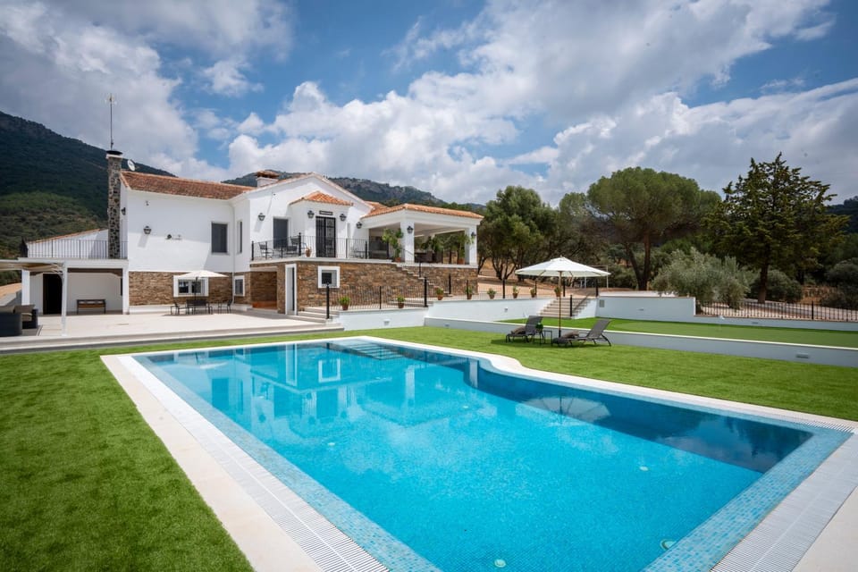 Property building, Patio, Garden, Garden view, Pool view, Swimming pool, sunbed
