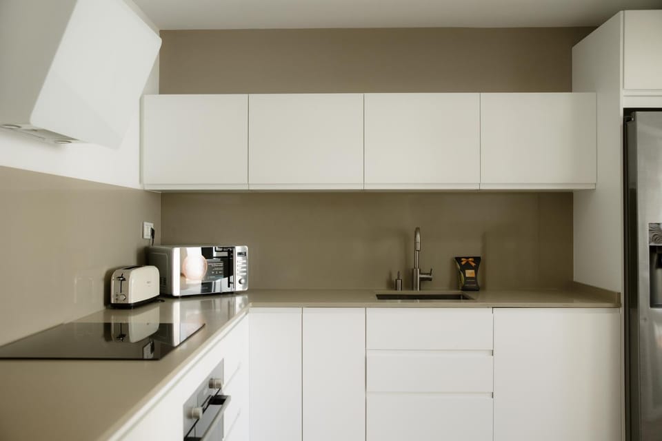 Coffee/tea facilities, Kitchen or kitchenette, microwave, stove, toaster