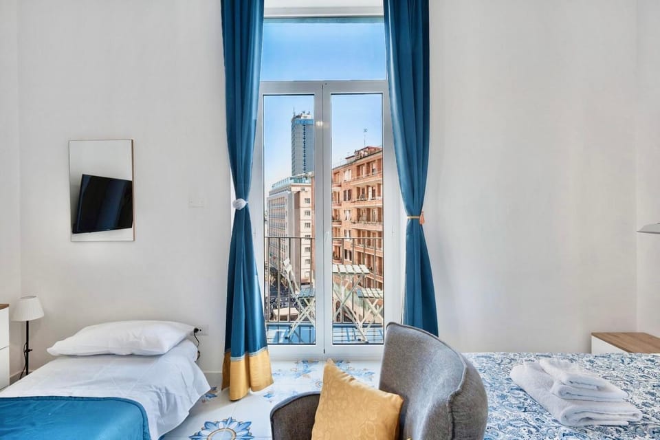 Bedroom, City view
