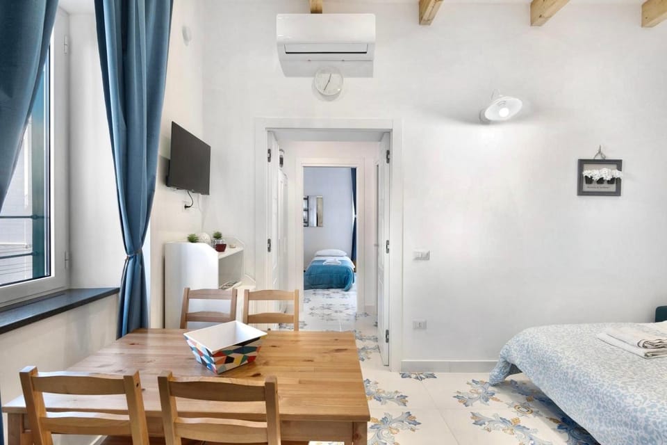 TV and multimedia, Living room, Seating area, air conditioner