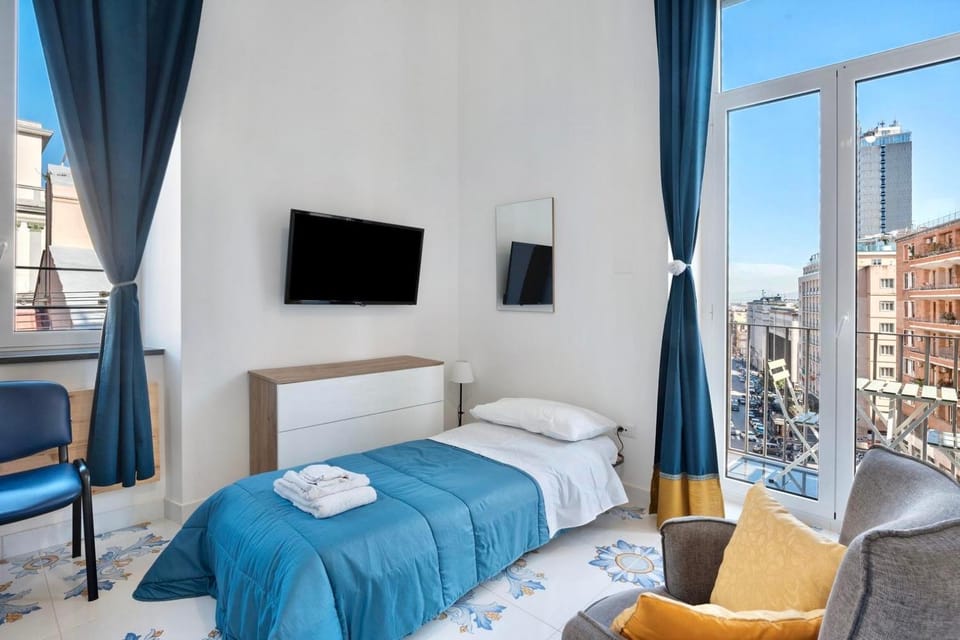 Bed, TV and multimedia, Living room