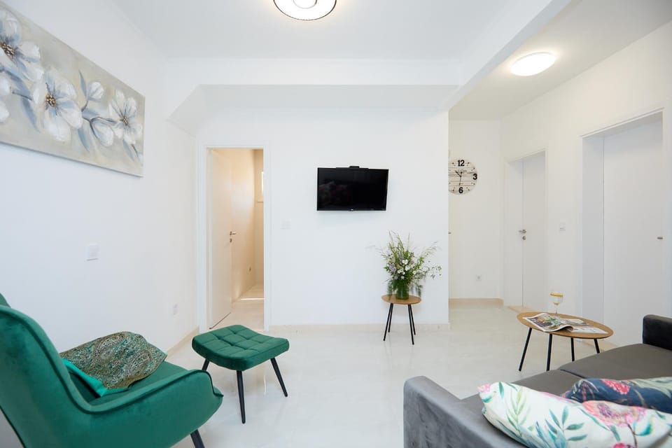 Communal lounge/ TV room, TV and multimedia, Living room, Seating area