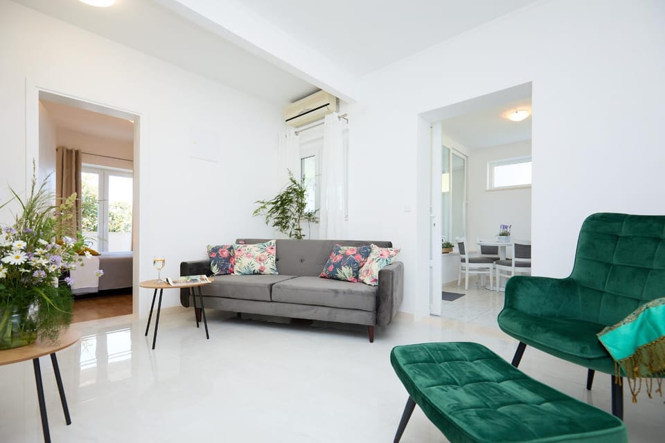 Living room, Seating area, air conditioner