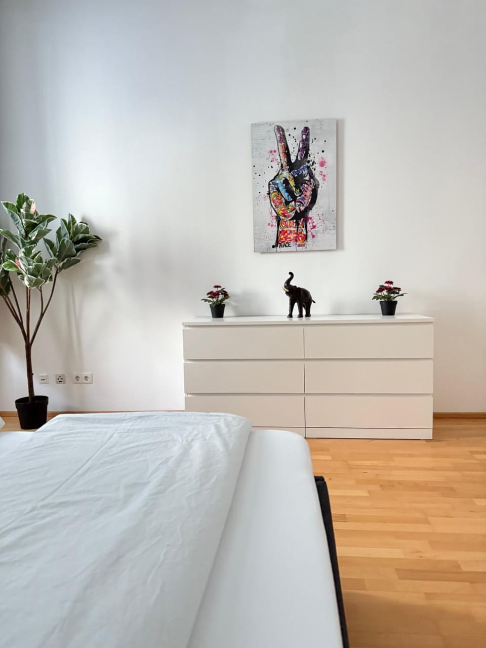 Bed, Photo of the whole room, Decorative detail, Bedroom
