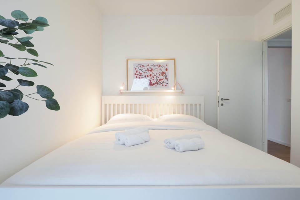 Bed, Photo of the whole room, Bedroom, towels