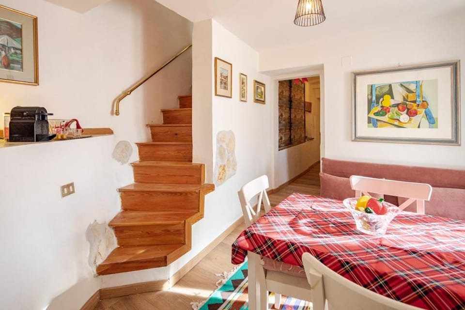 Living room, Food and drinks, Dining area, Breakfast