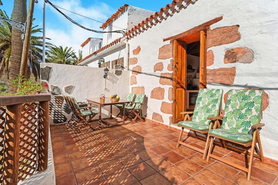 La Escuela de la Sorrueda by Villas Rivero House in Comarca Sur