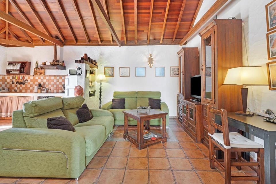 La Escuela de la Sorrueda by Villas Rivero House in Comarca Sur