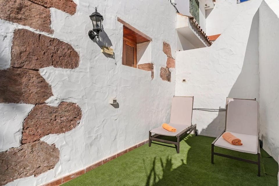La Escuela de la Sorrueda by Villas Rivero House in Comarca Sur