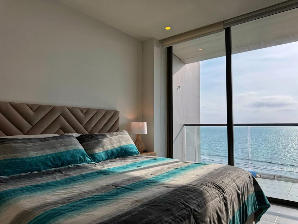 Photo of the whole room, Sea view