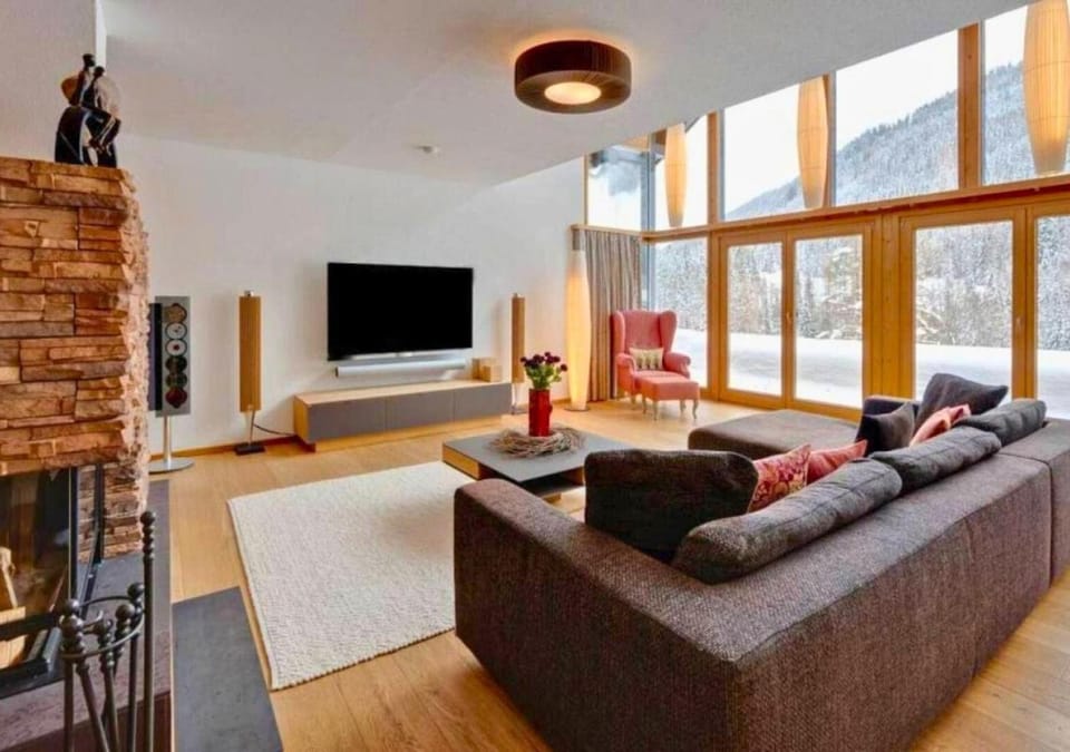 Communal lounge/ TV room, Living room, Seating area