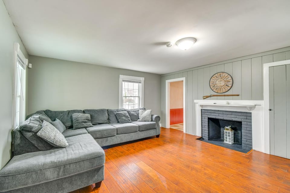 5 Mi to Lake Ontario: Mexico Home w/ Seasonal Pool House in New York