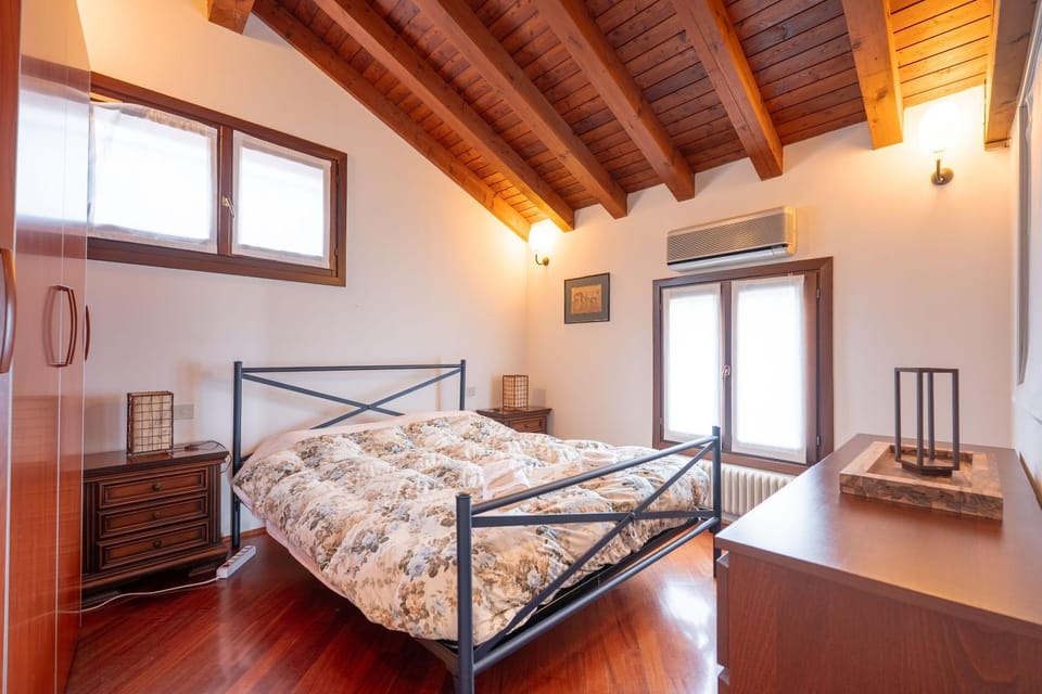 View (from property/room), Bedroom, locker, air conditioner