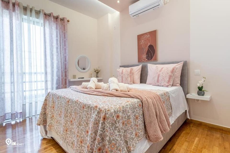 Bed, Bedroom, towels, air conditioner