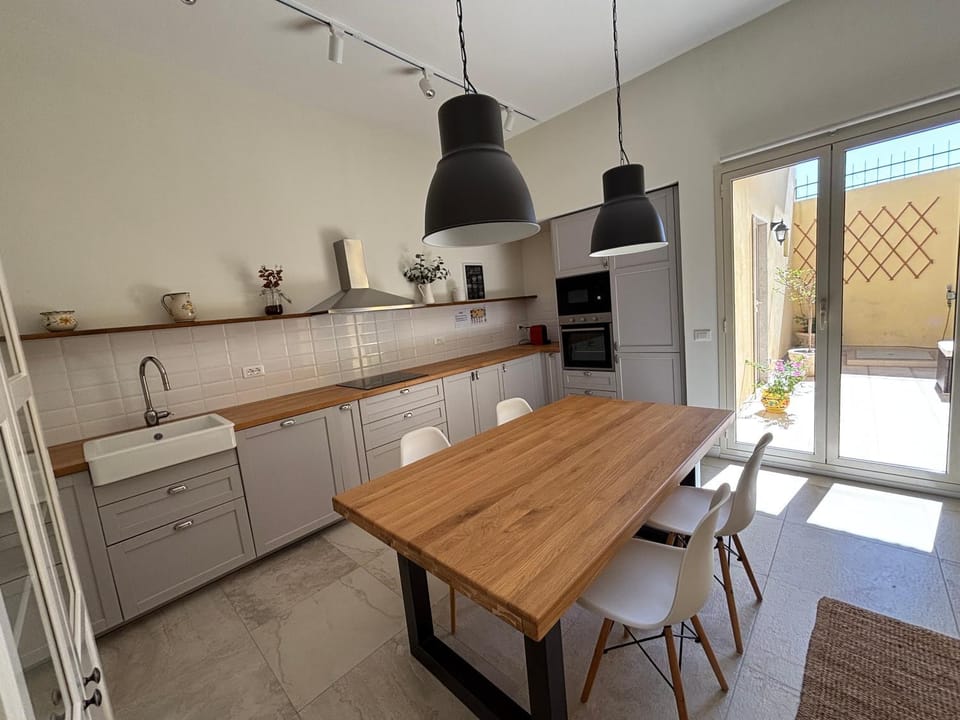 Kitchen or kitchenette, Dining area, oven, stove