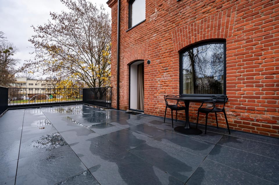 Property building, Day, Balcony/Terrace, Dining area