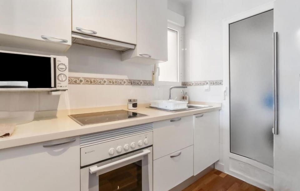 Kitchen or kitchenette, microwave, oven, stove