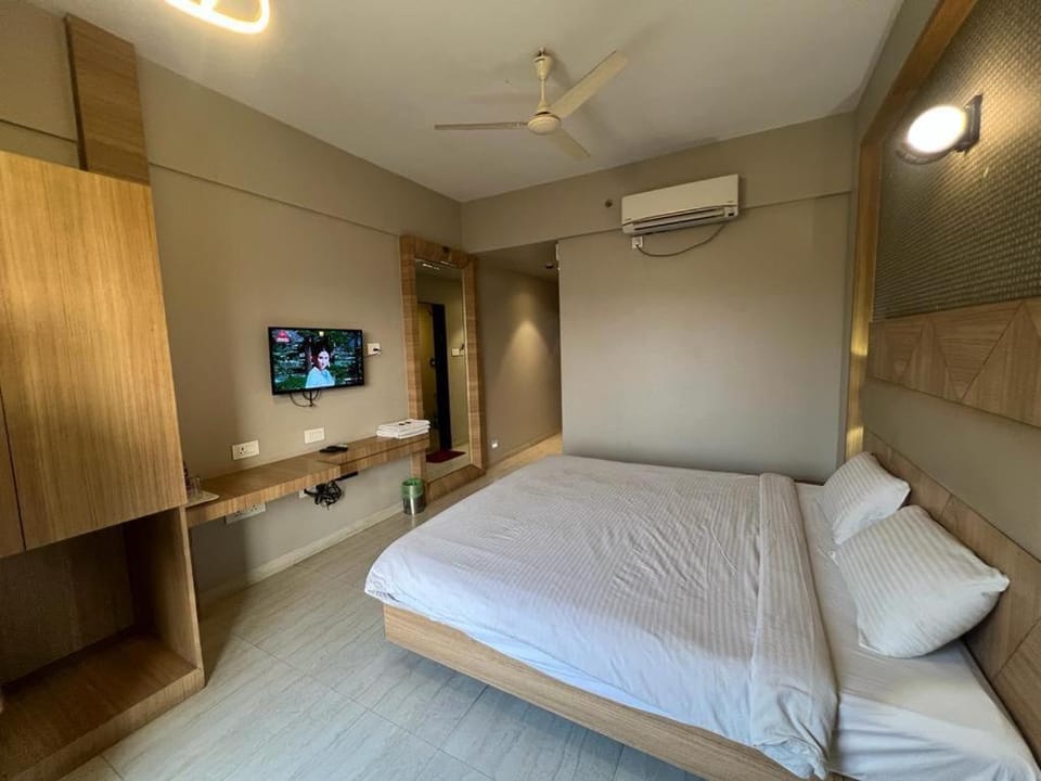 Photo of the whole room, air conditioner