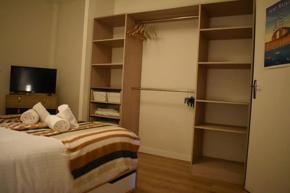 Bed, TV and multimedia, Bedroom, wardrobe