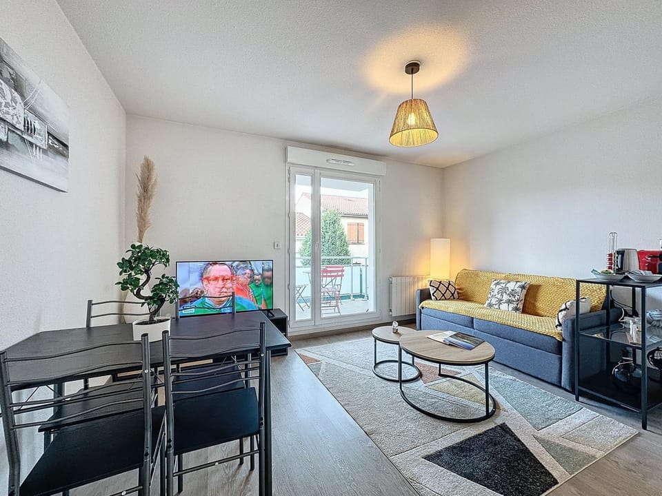 TV and multimedia, Living room, Seating area, Evening entertainment