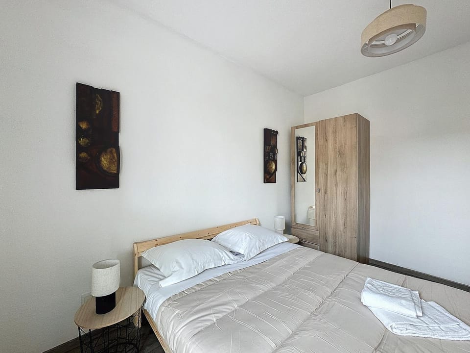 Bed, Photo of the whole room, Bedroom, towels, wardrobe