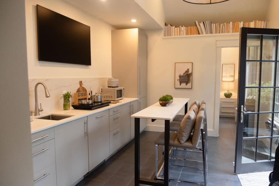 TV and multimedia, Kitchen or kitchenette, Dining area, stove