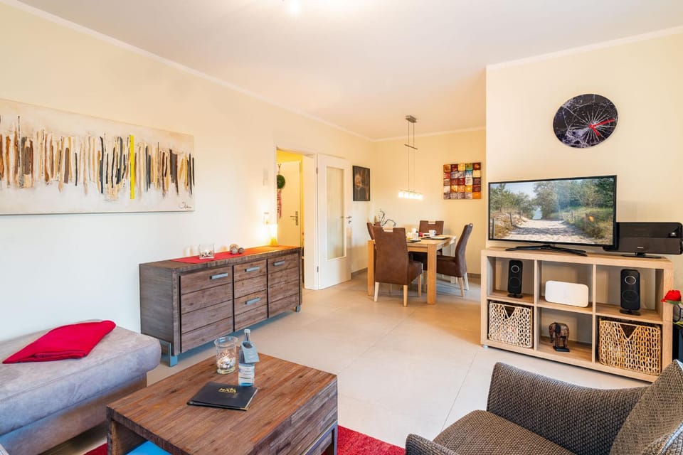 TV and multimedia, Living room, Seating area, Dining area