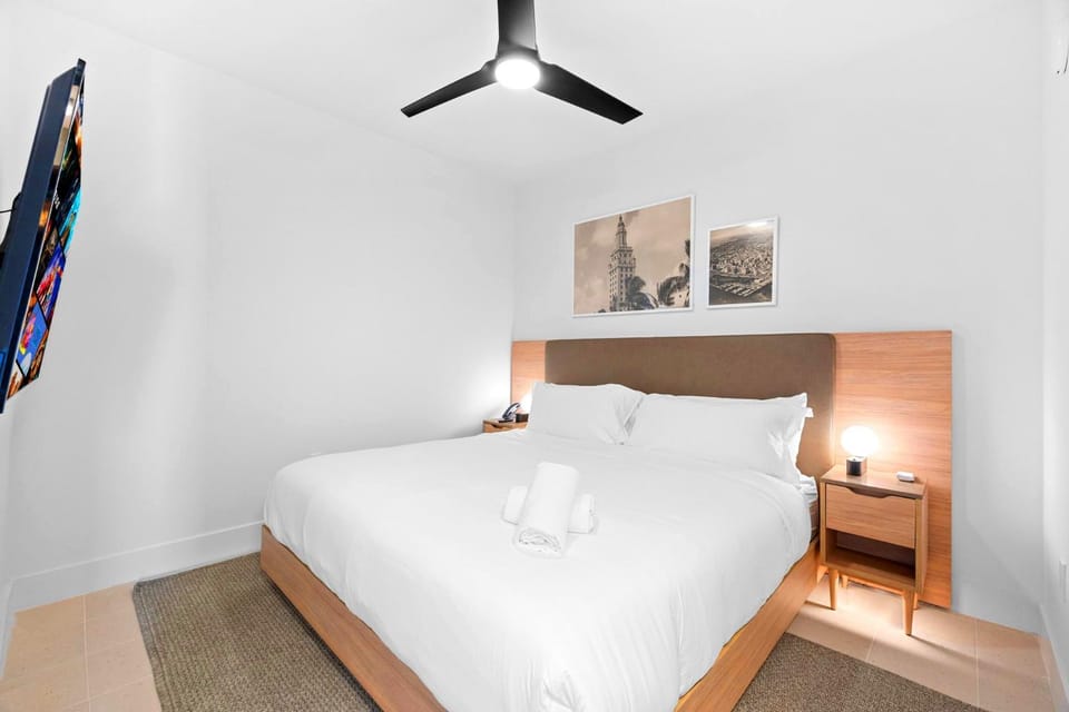 Bed, TV and multimedia, Bedroom, towels