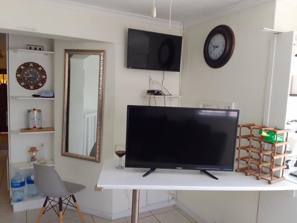 Nortey is palace Apartment in Cape Town