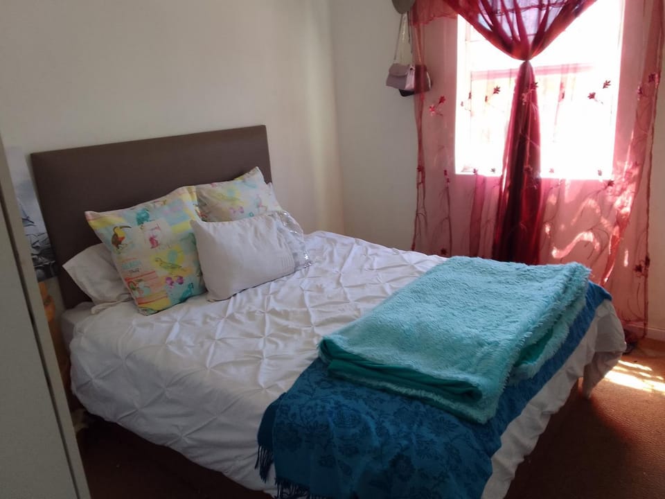 Nortey is palace Apartment in Cape Town