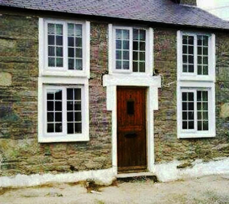 Snowdrop Stone Detached Cottage House in Clynnog