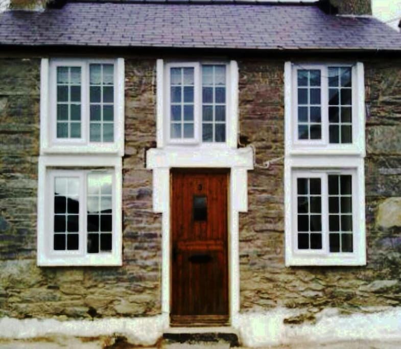 Snowdrop Stone Detached Cottage House in Clynnog