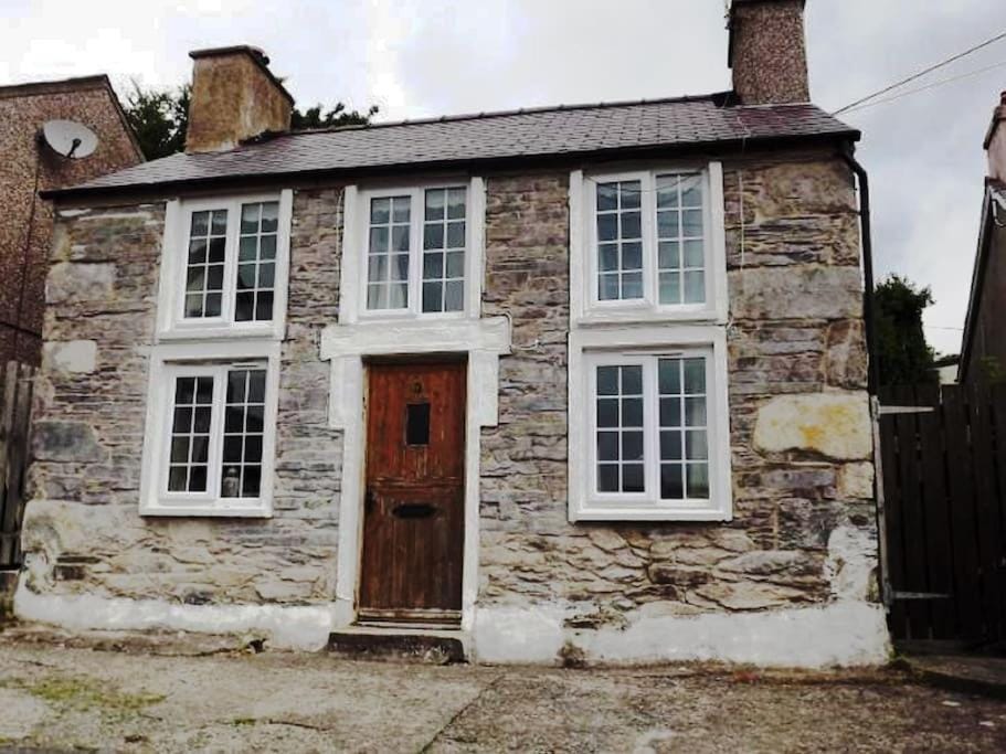 Snowdrop Stone Detached Cottage House in Clynnog