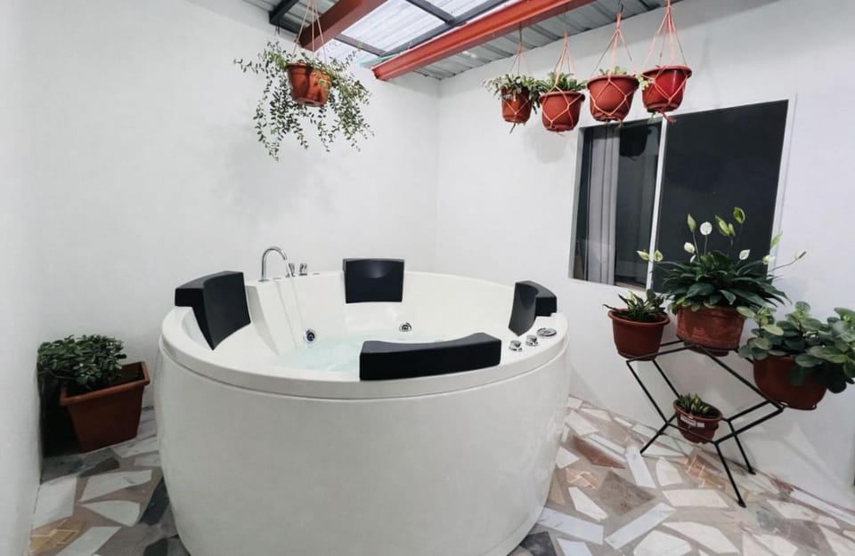 Sanctuary Apartment Jacuzzi 5 bedrooom 4 bath Apartment in Banos
