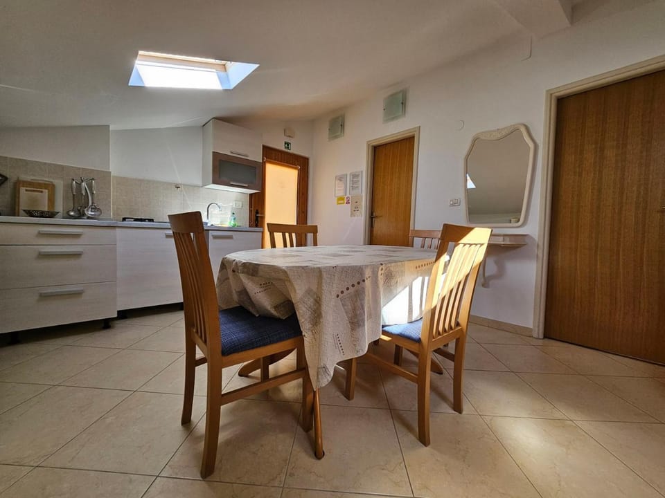Kitchen or kitchenette, Seating area, Dining area