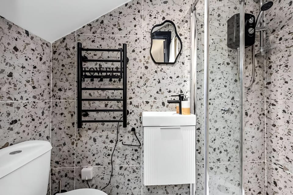 Shower, Toilet, Property building, Bathroom