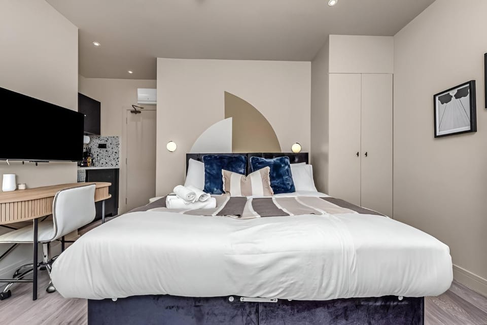 Bed, TV and multimedia, Bedroom, hair dresser, towels, wardrobe