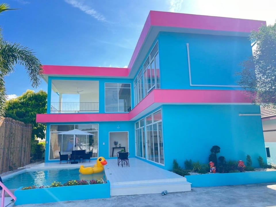 Property building, Day, Pool view, Swimming pool