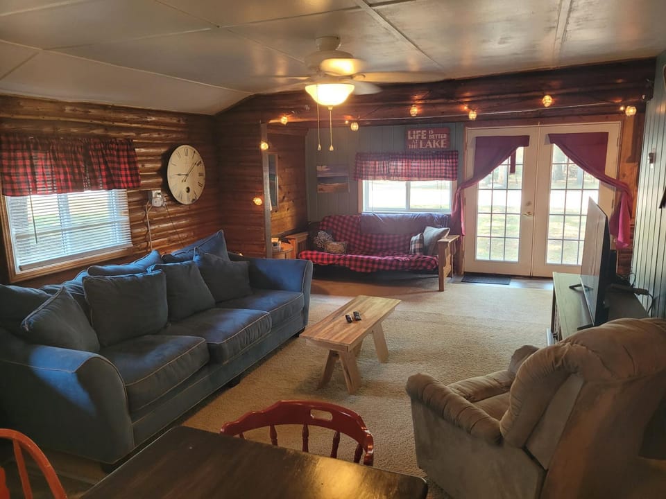 Chappy's Cabin - Cute and Comfy with AC! Cabin in Oscoda Township