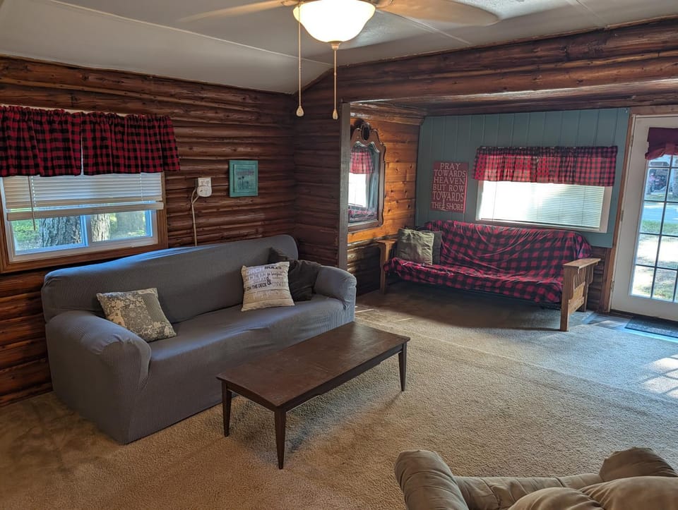 Catalina - Cute and Comfy with AC & Kayaks! House in Oscoda Township