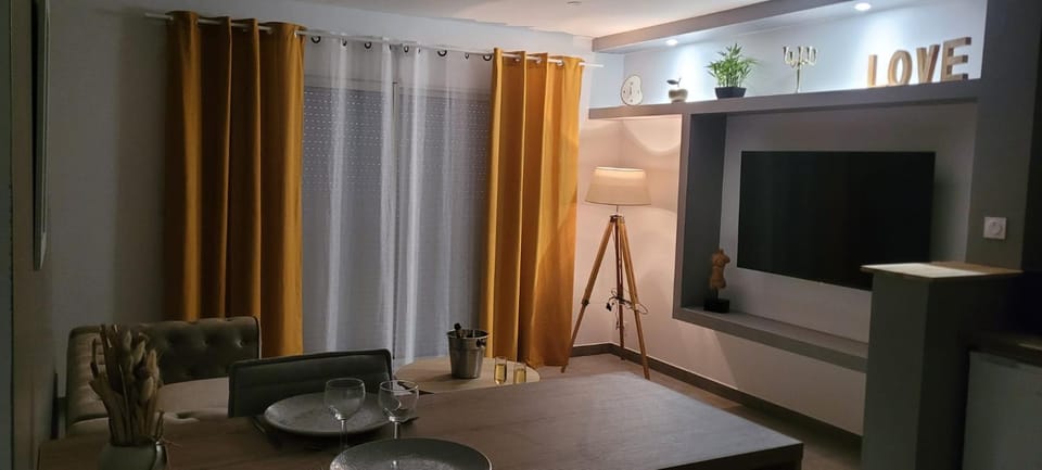 La chambre des tentations , love room avec jacuzzi Love hotel in Catalonia