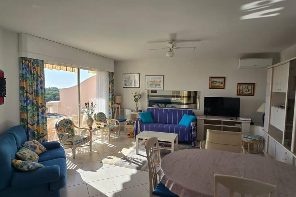 Bright apartment with terrace in Saint-Raphaël Apartment in Saint-Raphael