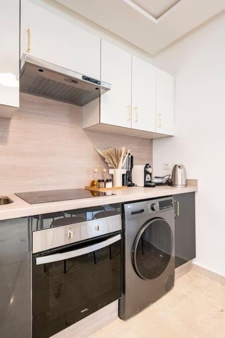 Coffee/tea facilities, Kitchen or kitchenette, stove, toaster, washing machine