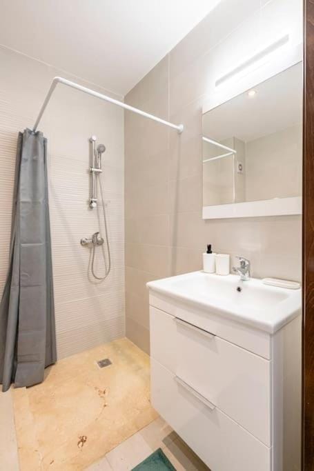 Shower, Bathroom, towels
