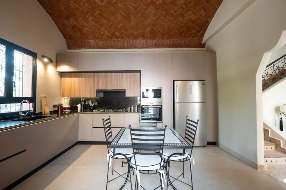 Coffee/tea facilities, Kitchen or kitchenette, Dining area, dishwasher, oven, stove