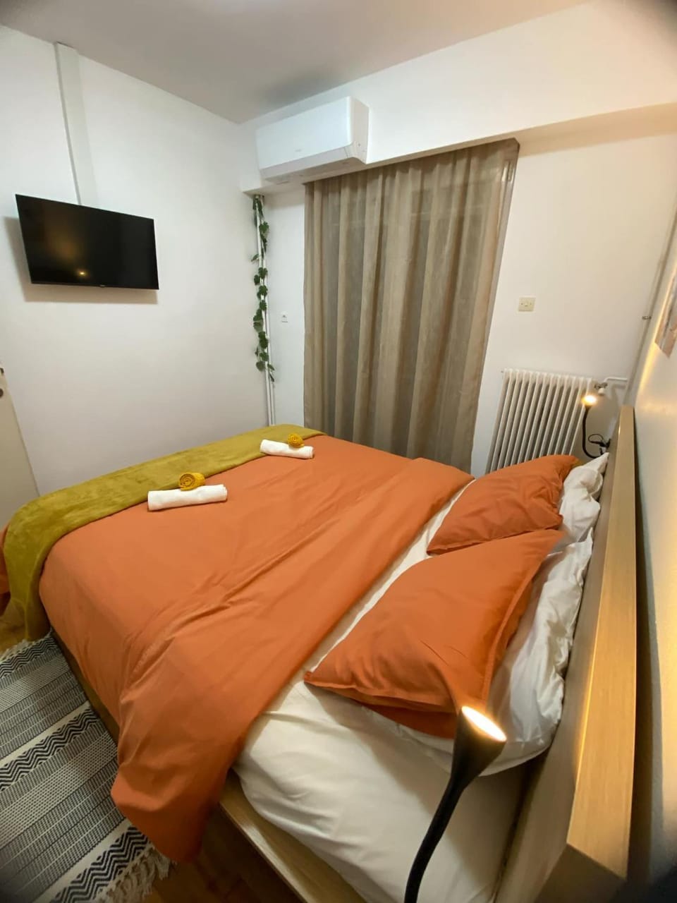 Bed, TV and multimedia, Photo of the whole room, Bedroom