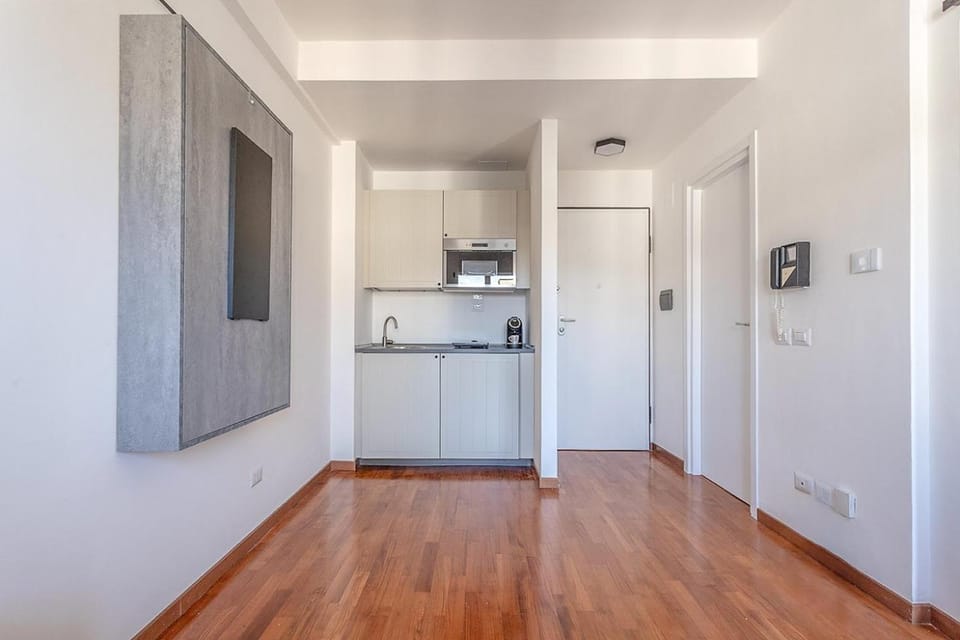 Photo of the whole room, Dining area, oven, stove, kitchen