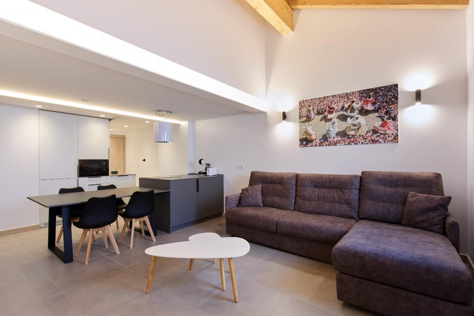 Bed, TV and multimedia, Bedroom