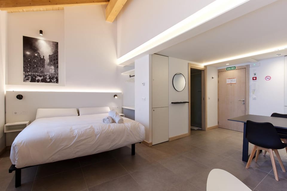 Bed, Kitchen or kitchenette, Living room, Photo of the whole room, Seating area, Bedroom, wardrobe