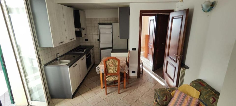 Kitchen or kitchenette, Dining area, oven, stove